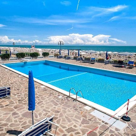 Sea View Apartment With Swimming Pool Лидо-ди-Езоло Экстерьер фото