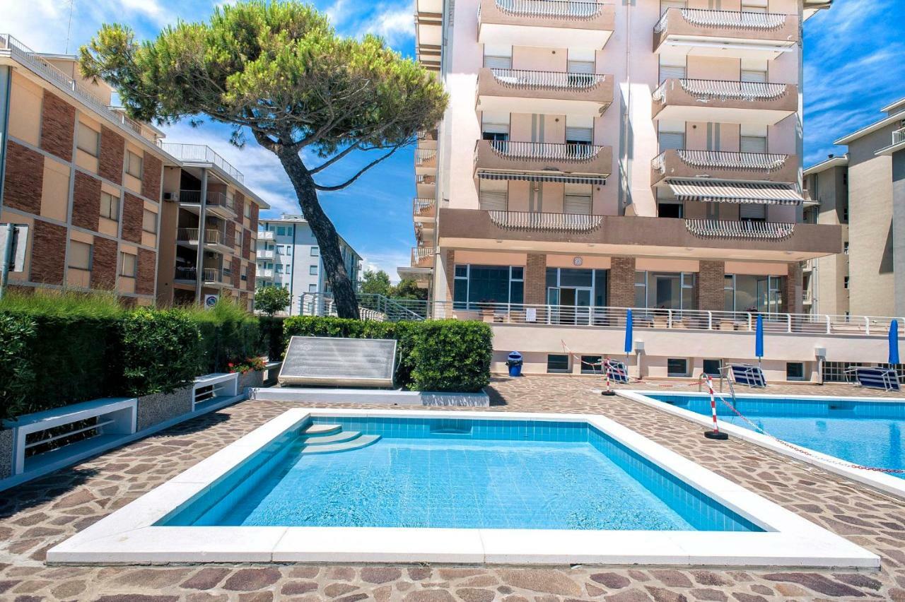 Sea View Apartment With Swimming Pool Лидо-ди-Езоло Экстерьер фото