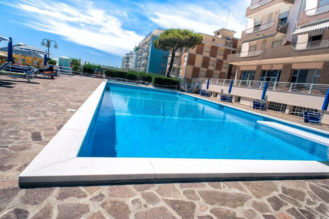 Sea View Apartment With Swimming Pool Лидо-ди-Езоло Экстерьер фото