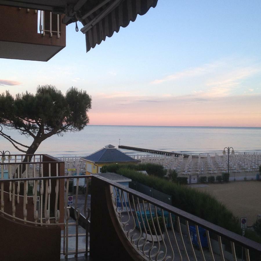 Sea View Apartment With Swimming Pool Лидо-ди-Езоло Экстерьер фото
