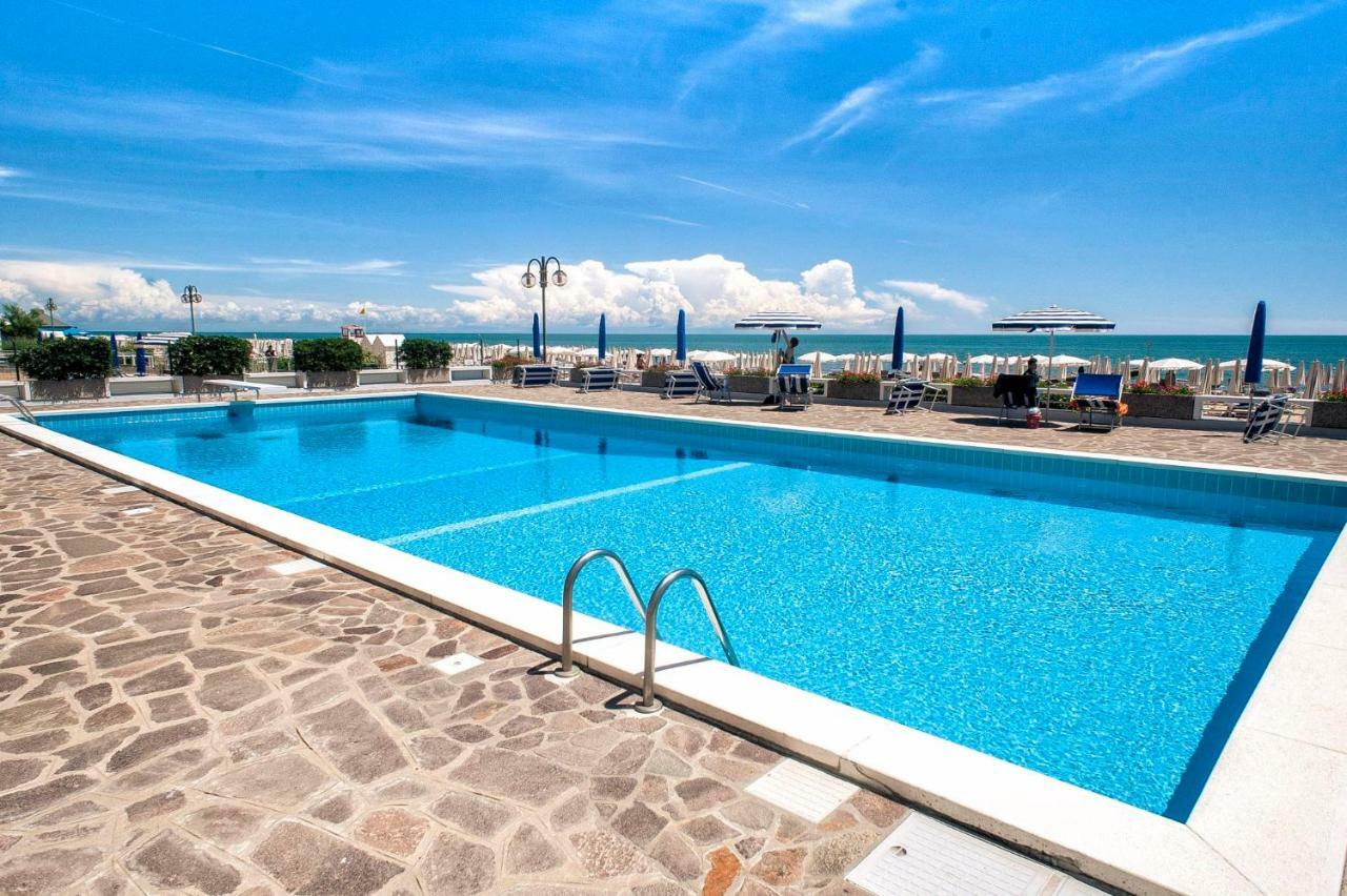 Sea View Apartment With Swimming Pool Лидо-ди-Езоло Экстерьер фото