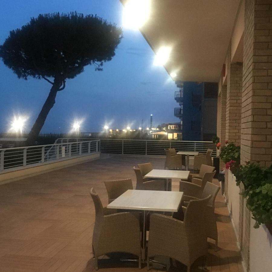Sea View Apartment With Swimming Pool Лидо-ди-Езоло Экстерьер фото