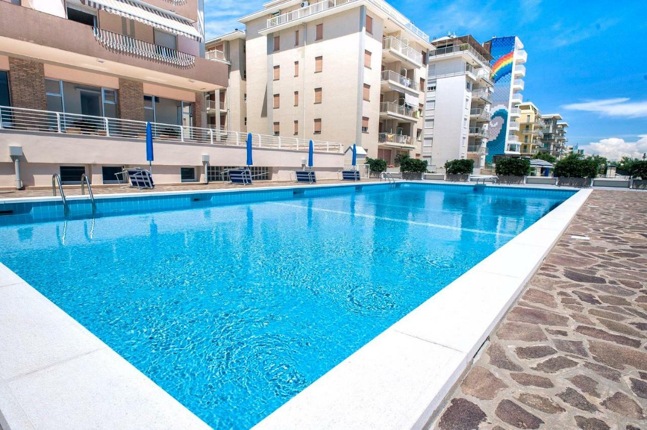 Sea View Apartment With Swimming Pool Лидо-ди-Езоло Экстерьер фото