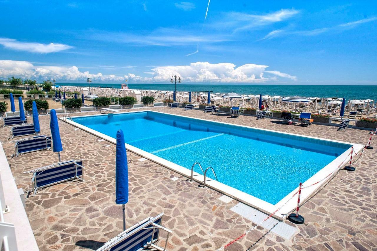 Sea View Apartment With Swimming Pool Лидо-ди-Езоло Экстерьер фото