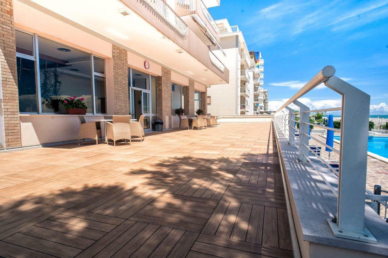 Sea View Apartment With Swimming Pool Лидо-ди-Езоло Экстерьер фото
