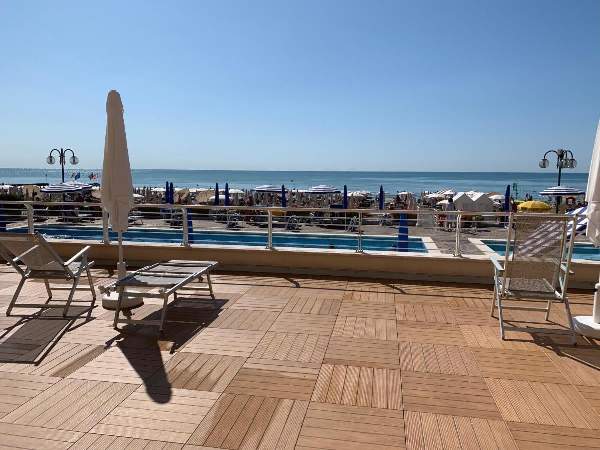 Sea View Apartment With Swimming Pool Лидо-ди-Езоло Экстерьер фото